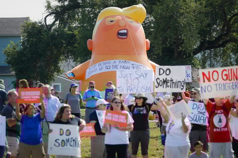 Reciben con protestas a Donald Trump