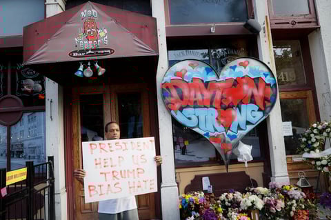 Cientos de habitantes de Dayton dieron este miércoles una desfavorable recepción al presidente estadounidense Donald Trump en su visita a esta ciudad del suroccidental estado de Ohio, donde se reunió con víctimas del tiroteo del pasado domingo.