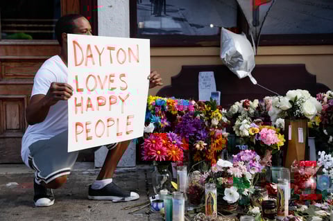 Cientos de habitantes de Dayton dieron este miércoles una desfavorable recepción al presidente estadounidense Donald Trump en su visita a esta ciudad del suroccidental estado de Ohio, donde se reunió con víctimas del tiroteo del pasado domingo.