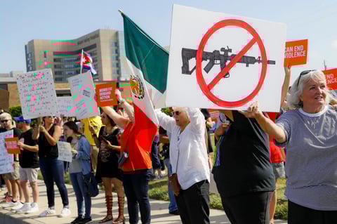 Reciben con protestas a Donald Trump