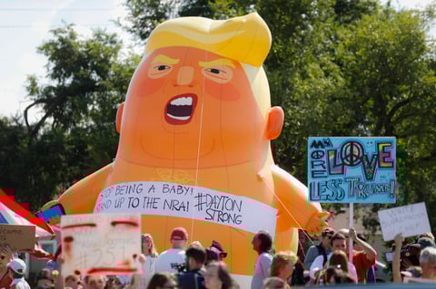 Reciben con protestas a Donald Trump