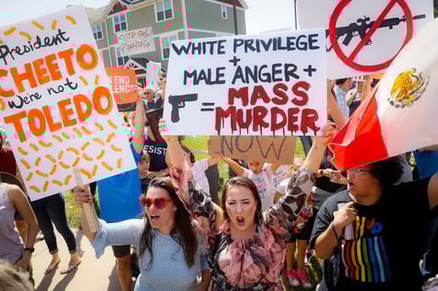 Reciben con protestas a Donald Trump