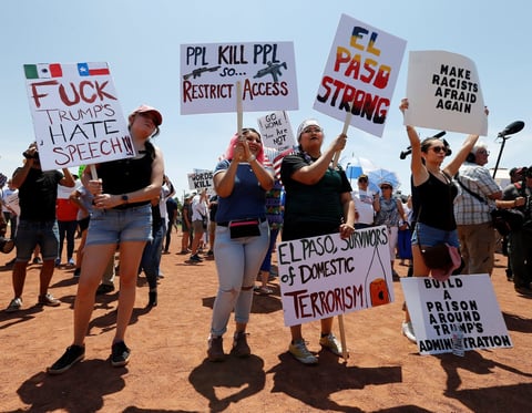 El presidente llegó a El Paso, Texas, en medio de protestas que denuncian su retórica antiinmigración y lo acusan de atizar la violencia después de la matanza que dejó 22 muertos el fin de semana.