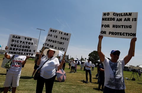 Trump también fue recibido en Dayton con protestas de grupos de manifestantes que exigían un control más estricto para la venta y porte de armas en Estados Unidos.