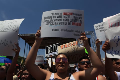 Bajo un sol abrasador, con una temperatura de 36 grados, se dieron cita en el parque de beisbol Washington quienes no comparten la postura del presidente Trump.