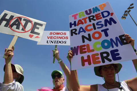 En la congregación de simpatizantes demócratas se elevaron las plegarias, personas de diferentes religiones se dieron cita para rezar y pedir por la protección de la comunidad que fue objeto de un ataque armado de fatales consecuencias.