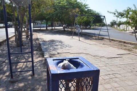 Área familiar. Esta pequeña plaza ubicada en el lugar es uno de los espacios respetados, pero el paso peatonal no está en las mejores condiciones.