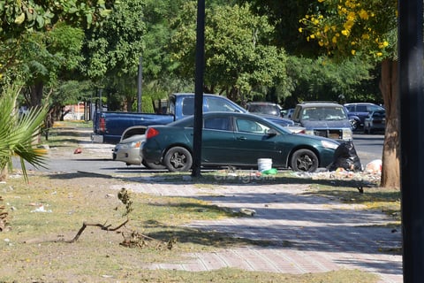 En conjunto. Algunos colonos estacionan sus vehículos al centro del espacio designado para transeúntes, obstaculizando su paso por donde es correspondiente. Al mismo tiempo, ahí se encuentran desechos.