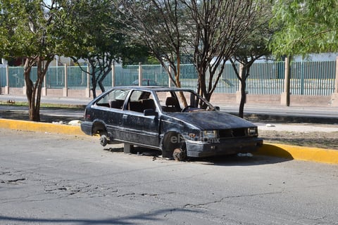 Chatarra. De la misma manera, algunos vehículos ya convertidos en chatarra forman parte del paisaje de la prolongación Colón entre calle Galeana y Treviño. Así esté sin llantas ni ventanas.