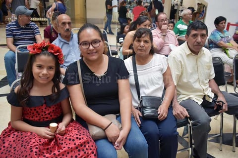 08082019 EN EL MALL.  Chelsea, Perla, Lety y Carlos.