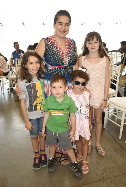 08082019 EN FAMILIA.  Idoia con Ainhoa, Isabel, Aitana y Julen.