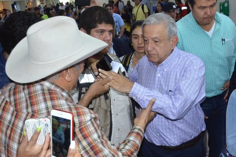 López Obrador llegó al Aeropuerto Internacional de Torreón.