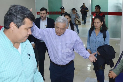 El mandatario realizó una escala en esta ciudad, previo a su visita a Durango y Zacatecas.