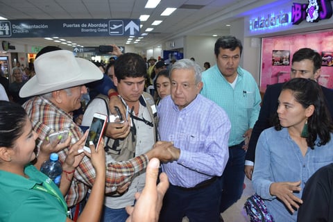 Fue en punto de las 12:50 horas que el mandatario arribó en vuelo comercial desde la Ciudad de México.