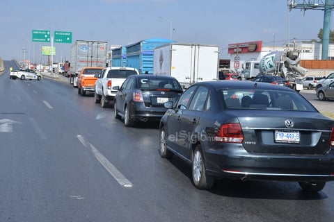 Muchos conductores indicaron que el flujo es lento, pero se va caminando. Desafortunadamente las autoridades de Vialidad de Torreón no implementaron ningún operativo para informar a los automovilistas sobre el bloqueo y poder tomar otra vía alterna.