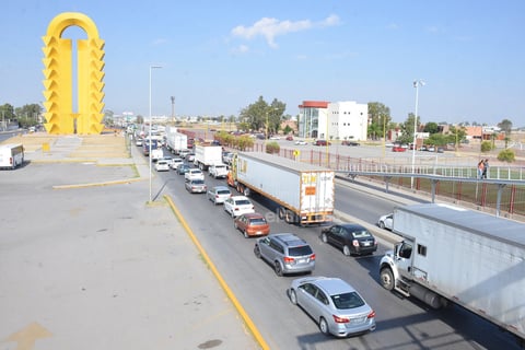 Los manifestantes se resguardaban del intenso calor bajo sombrillas, gorras y sombreros, en tanto se resolvía la petición. Por la hora, muchos de ellos comían desde sandías, gorditas o bebían agua embotellada y refrescos.