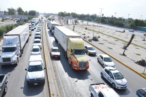 Tanto las mujeres, hombres, adultos mayores, niños y jóvenes se postraron en el puente que unen varias ciudades para impedir el paso de los vehículos.