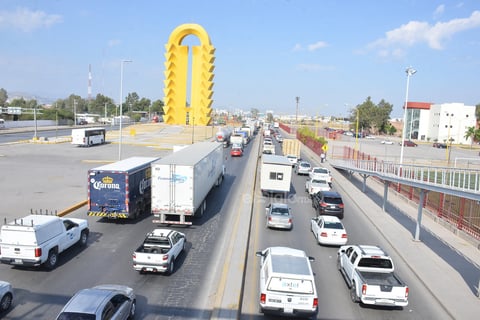 Tanto las mujeres, hombres, adultos mayores, niños y jóvenes se postraron en el puente que unen varias ciudades para impedir el paso de los vehículos.