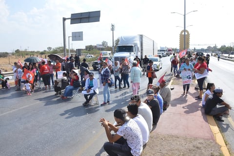 Miembros del Movimiento Social por la Tierra se sumaron a la convocatoria hecha por el frente Auténtico del Campo con motivo del 140 aniversario del nacimiento del general Emiliano Zapata, por lo que desde temprano decidieron bloquear totalmente este puente.