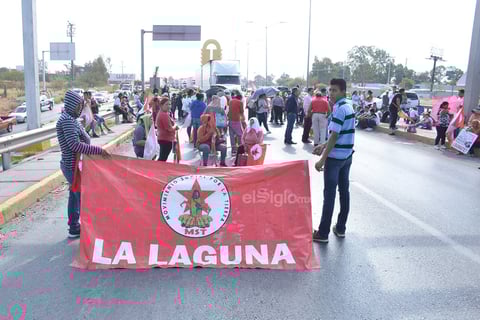 Ya era la una de la tarde y el intenso sol puso ansiosos a los conductores de camiones de carga y automóviles quienes tuvieron que esperar varios minutos para poder cruzar el puente Solidaridad, el cual une a las ciudades de Torreón y Gómez Palacio.