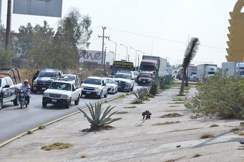 Ya era la una de la tarde y el intenso sol puso ansiosos a los conductores de camiones de carga y automóviles quienes tuvieron que esperar varios minutos para poder cruzar el puente Solidaridad, el cual une a las ciudades de Torreón y Gómez Palacio.