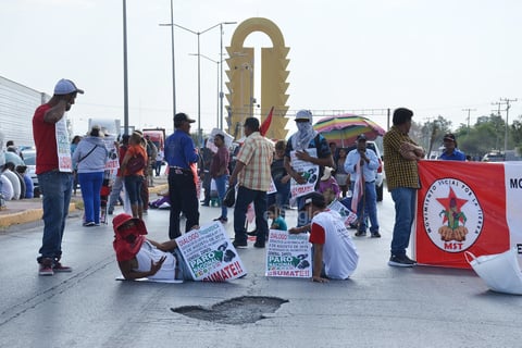 El propio Luis Manuel de la Cruz señaló que el Movimiento Social por la Tierra 'no cuenta con oficinas lujosas' para recibir en audiencia al presidente Andrés Manuel López Obrador, por lo que optaron por salir a las calles y montar bloqueos vehiculares en la vía pública.