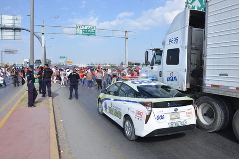 Fue en punto de las 09:15 horas que unas 150 personas cerraron el paso a todos los vehículos sobre el puente Solidaridad, esto en el marco del 140 aniversario del natalicio de Emiliano Zapata.
