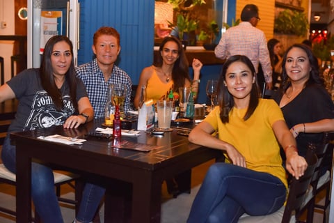 09082019 Los comensales disfrutaron de las sorpresas de la noche.