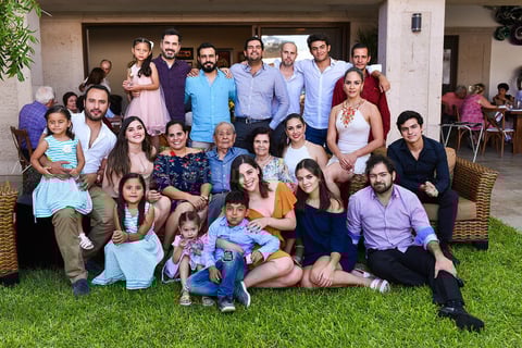 09082019 GRATOS MOMENTOS.  Enrique Carrillo en compañía de sus nietos y bisnietos en reciente celebración familiar.