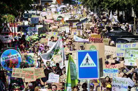 Cientos se unieron a protestas en su defensa.