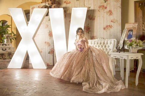 11082019 Lorelai Moreno Pasillas celebrando con mucha alegría sus XV años.- Estudio Benjamín Fotografía