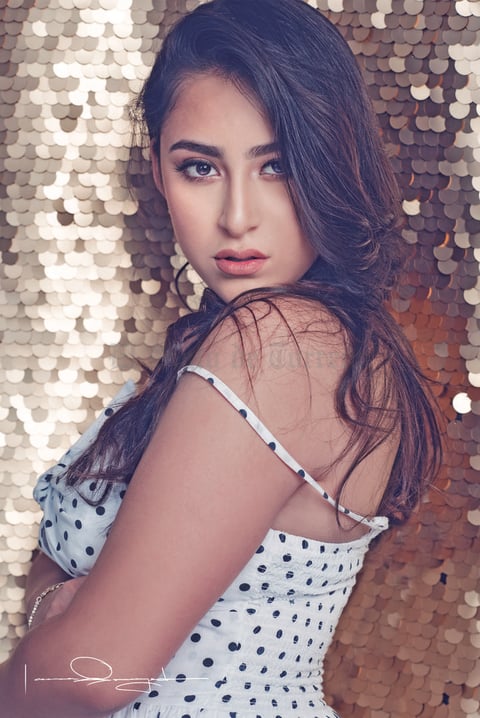 11082019 Paola Estefanía Medrano de la Torre en un estudio fotográfico festejando su cumpleaños número XV, el cual celebró recientemente en compañía de sus padres, hermanos, familiares y amigos.- Estudio Laura Grageda Fotografía