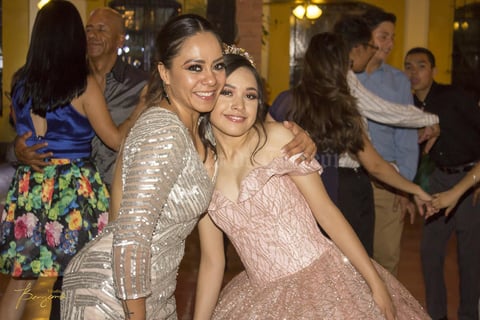 11082019 Lorelai Moreno acompañada de su madre, Giselle Pasillas.