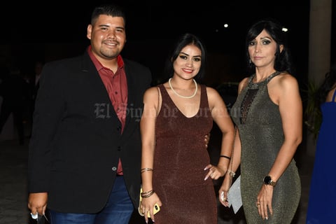 10082019 FIESTA DE GRADUACIóN.  Fernando, Marisol y Verónica.