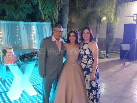 11082019 UN AñO MáS DE VIDA.  Alejandra Álvarez celebra sus XV años en compañía de su abuelito y su tía.