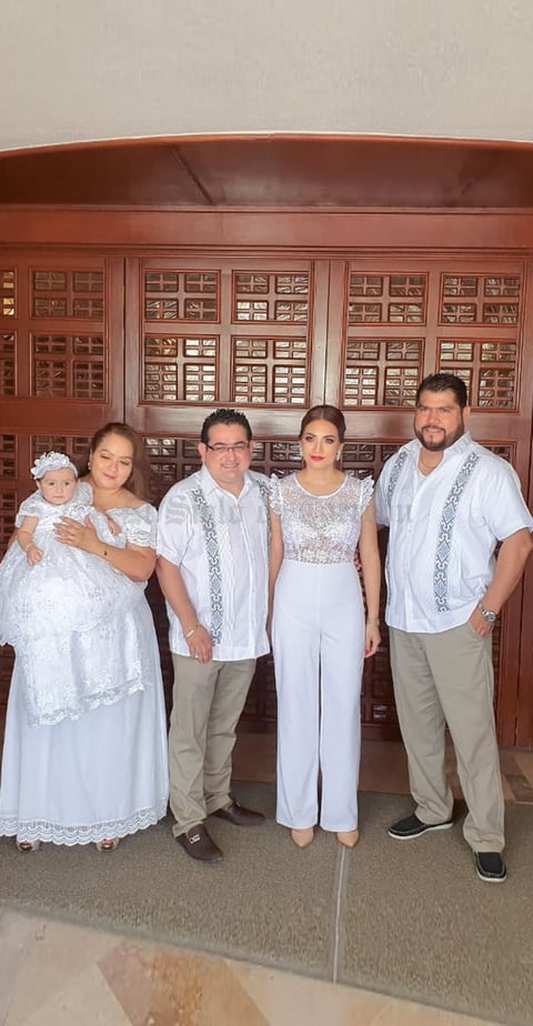 11082019 El pasado 3 de agosto, recibió las aguas bautismales la pequeña Iris Pérez Saldaña en la Parroquia de San Pedro Apóstol. Es hija de los señores: José Luis Perez Treviño y Dulce Saldaña Betancourt. Sus padrinos son: José Cruz Martínez Reyes y Araceli Reséndiz Díaz.