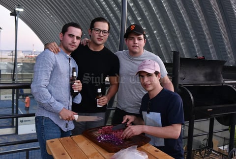 10082019 PARRILLADA.  Alberto Villarreal, Diego Guerrero, Daniel González y Fernando Cabranes.