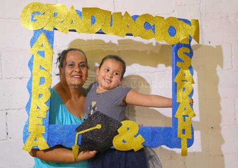 10082019 MUY CONTENTAS.  Génesis con su mamá, María Eugenia.