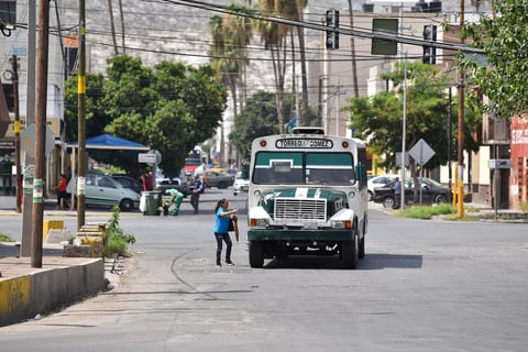 Ni en la esquina, ni cerca de la banqueta, algunas personas que utilizan este medio de transporte son obligadas a subir o bajar de la unidad, donde no corresponde.