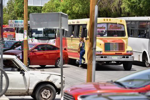 Las personas en ocasiones solicitan bajar de la unidad en lugares que no es posible a los choferes, quienes también acceden.