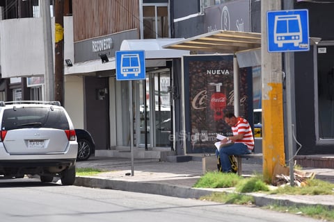 Hay espacios que cuentan con lo establecido para esperar a las distintas unidades que circulan. Así, pueden hallarse zonas debidamente señaladas con lugares para sentarse y una techumbre para el resguardo de los usuarios.