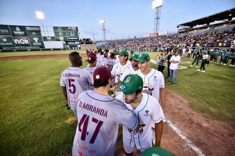 Algodoneros y Guerreros se enfrentan en el Estadio Revolución