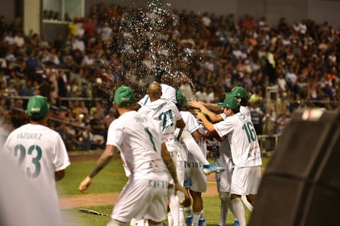 Algodoneros y Guerreros se enfrentan en el Estadio Revolución
