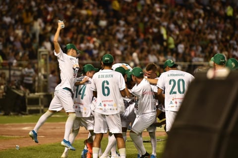 Algodoneros y Guerreros se enfrentan en el Estadio Revolución