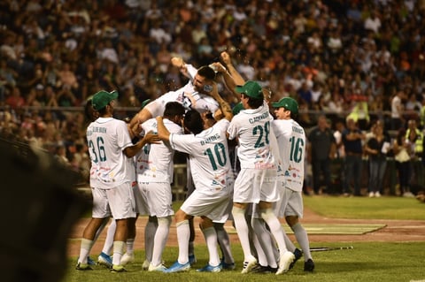 Algodoneros y Guerreros se enfrentan en el Estadio Revolución