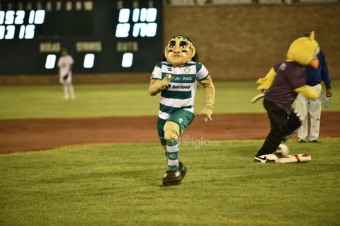 Algodoneros y Guerreros se enfrentan en el Estadio Revolución