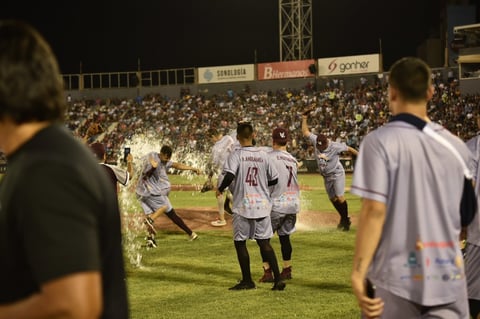 Algodoneros y Guerreros se enfrentan en el Estadio Revolución