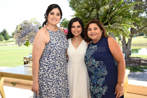 13082019 CERCA DE LLEGAR AL ALTAR.  Karla Valdez con Paola y Silvia en su despedida de soltera.