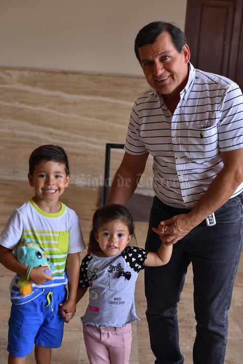 13082019 EN EL TEATRO.  Miguel, Emma y Roberto.