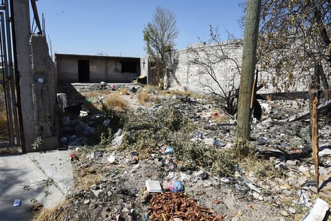 Son amplios los espacios en los que la basura se acumula, principalmente son terrenos baldíos donde el escombro y la gran cantidad de polvo que se junta ha rebasado ya el nivel del piso, por lo que las personas no tienen una acera por donde andar con tranquilidad.